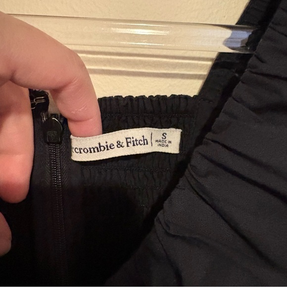 Abercrombie & Fitch puff sleeve plunge midi dress in black - Picture 7 of 8